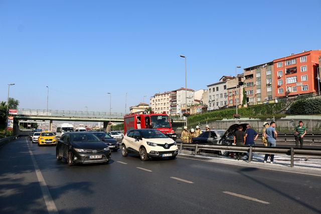 D-100 Karayolu'nda otomobildeki yangın trafiği aksattı