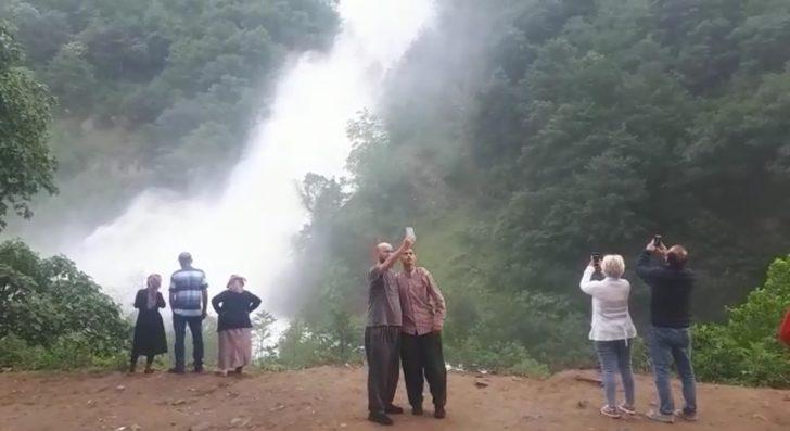 Gören telefonuna sarılıyor G1