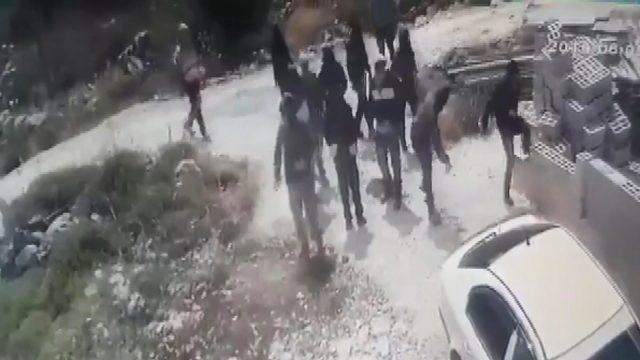 Maskeli İsrailli bir grup, Filistinli ailenin evine saldırdı