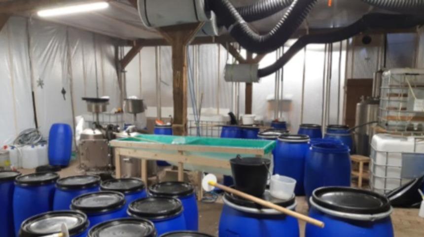 Fırtınanın yıktığı ağaç, uyuşturucu laboratuvarını ortaya çıkardı