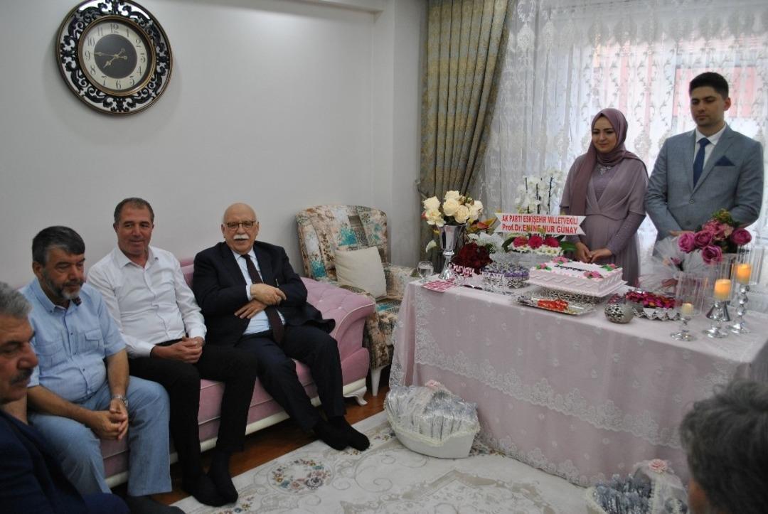 Eski bakan gen&ccedil; &ccedil;iftin s&ouml;z y&uuml;z&uuml;klerini taktı