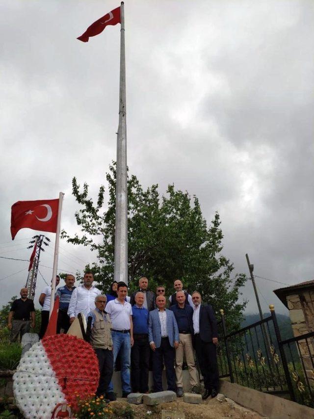 Şehit mezarlığına 15 metre yüksekliğinde Türk bayrağı