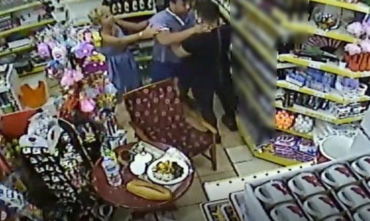 Alanya'da Rus turist şoku! Önce köpeği tekmeledi, sonra iş yeri sahibini yumrukladı G1