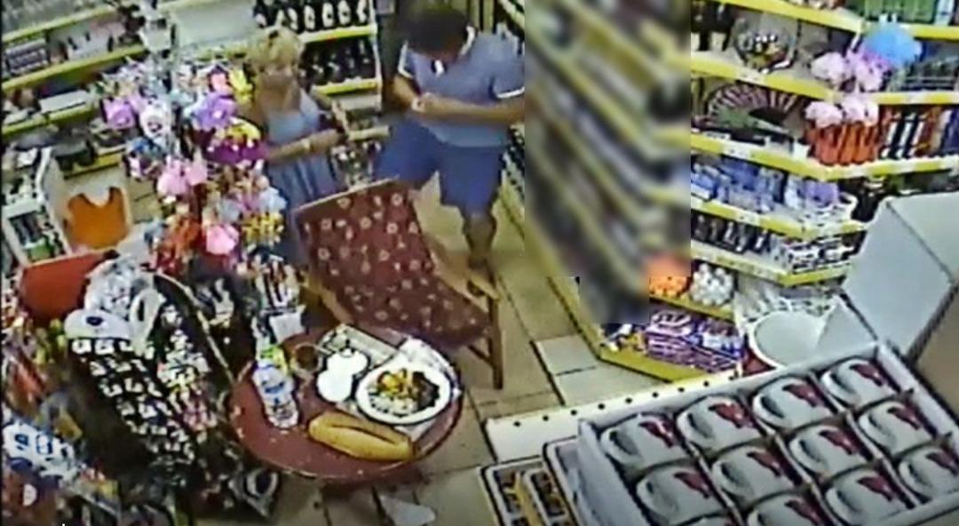 Alanya'da Rus turist şoku! &Ouml;nce k&ouml;peği tekmeledi, sonra iş yeri sahibini yumrukladı