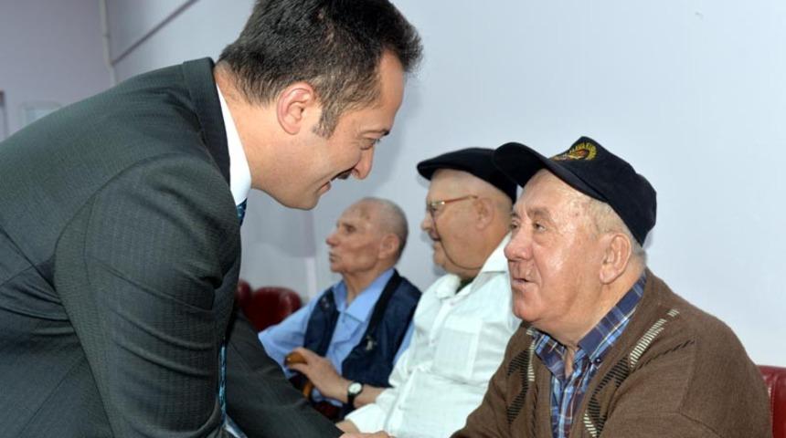 Vali Şent&uuml;rk huzurevi sakinleri ve gen&ccedil;lerle bayramlaştı