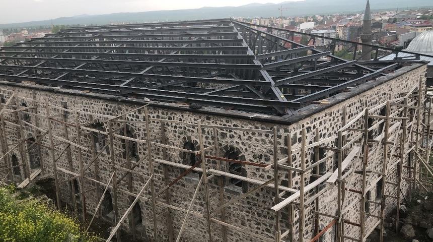 Kars Beylerbeyi Sarayı&rsquo;nın yapımı s&uuml;r&uuml;yor