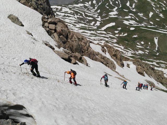 Bayramda, 4 bin 135 rakımlı Cilo-Sat Dağları'na tırmandılar