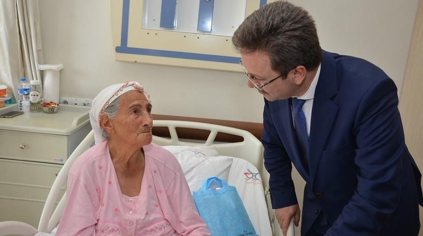 Vali &Uuml;nl&uuml;, hastalarla bayramlaştı