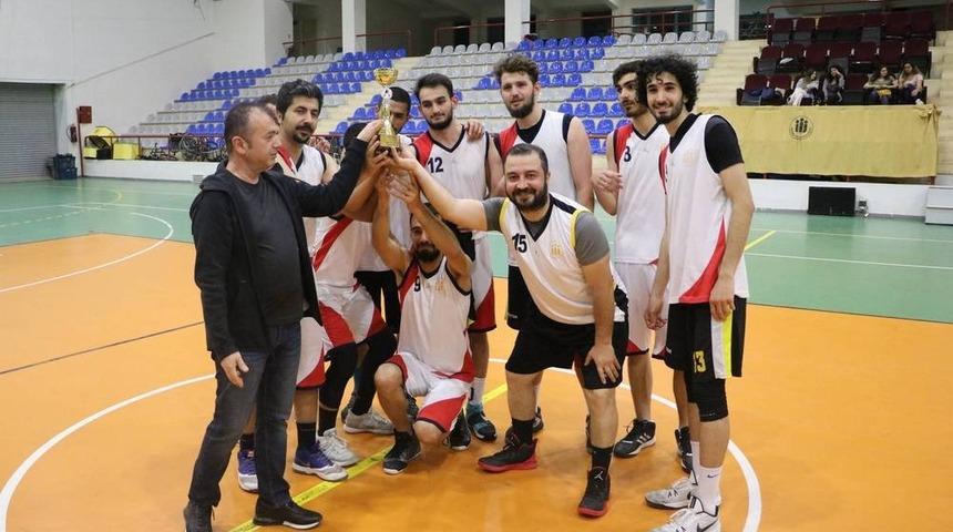 Spor Bilimleri Fak&uuml;ltesi Takımı kupanın sahibi oldu
