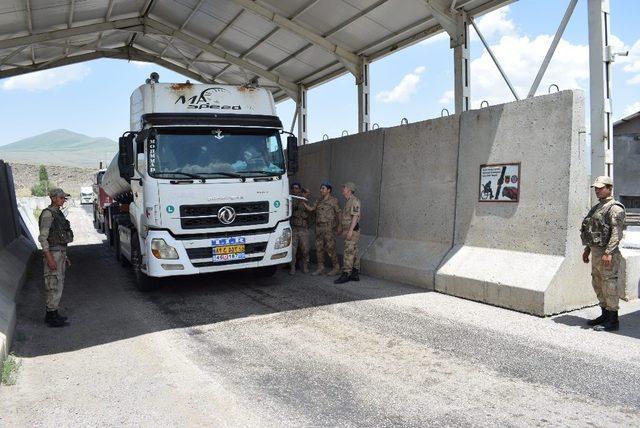 Asker, s&uuml;r&uuml;c&uuml;lere lokum ikram etti 1