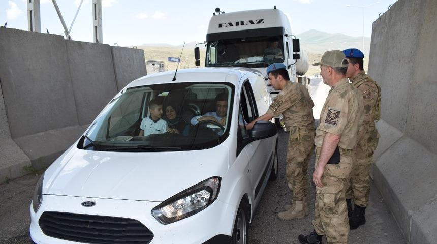 Asker, s&uuml;r&uuml;c&uuml;lere lokum ikram etti