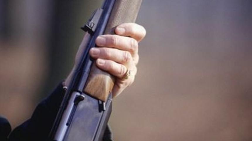 T&uuml;feği ile oynarken kendini ve anneannesini yaraladı