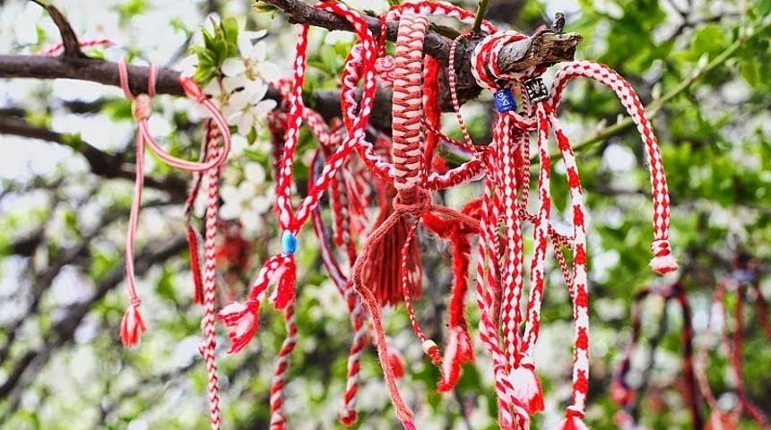 Geldi Marteni&ccedil;ka zamanı! Bereket getiren bu bilekliklerin anlamı ne? 
