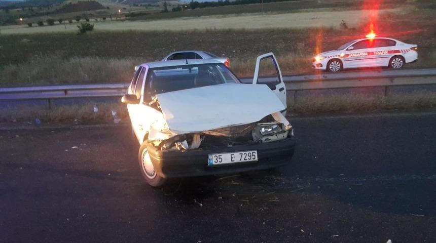 Otomobil bariyerlere &ccedil;arptı: 3 Yaralı