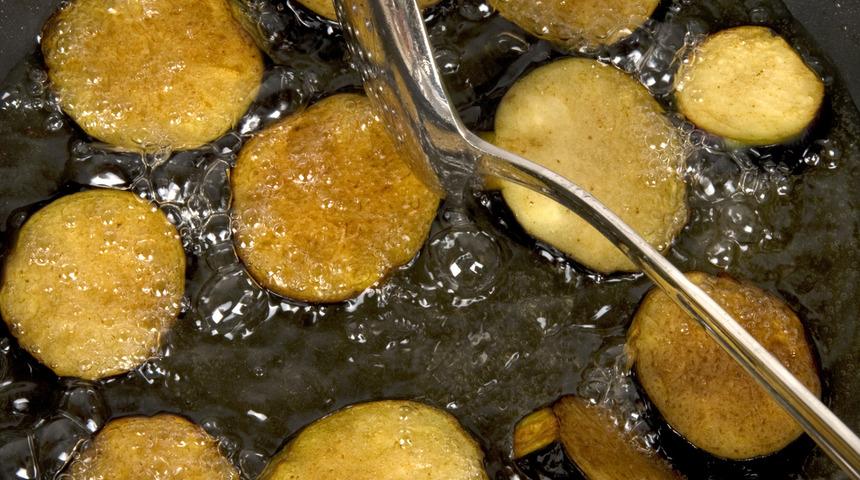 Patlıcanın fazla yağ &ccedil;ekmesini &ouml;nleyen 4 y&ouml;ntem