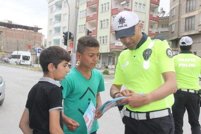 Hakkari polisi çocuklara ‘sürücü karnesi’ dağıttı