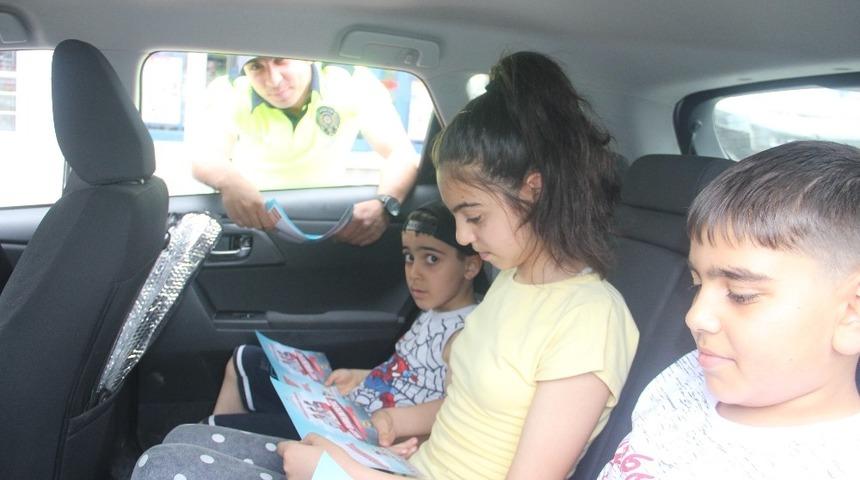 Hakkari polisi çocuklara ‘sürücü karnesi’ dağıttı