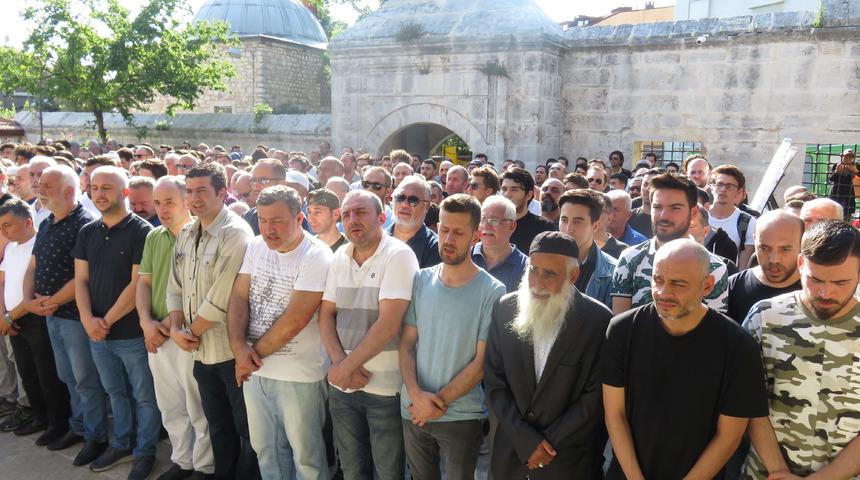 &Uuml;nl&uuml; Rap&ccedil;i Ceza VE Ayben'in babası son yolculuğuna uğurlandı