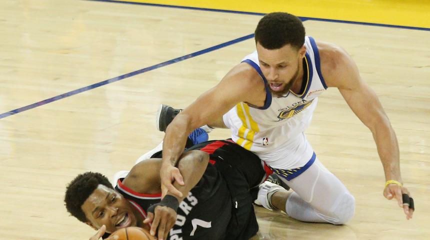 NBA yönetimi, Mark Stevens'ı bir yıl tribünden men etti