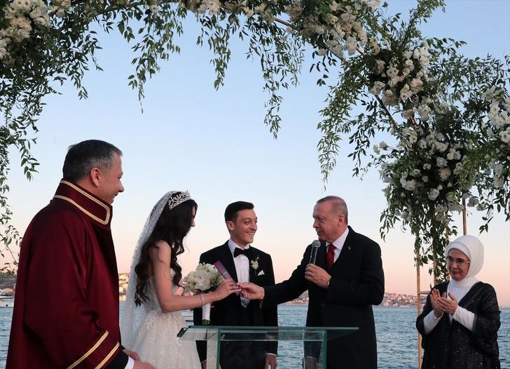 Cumhurbaşkanı Erdoğan, nikah sonrası evlilik cüzdanını Amine Gülşe’ye teslim etti.