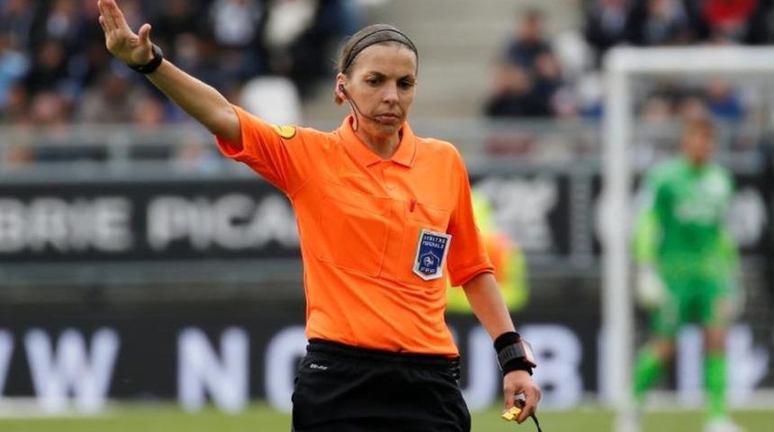 Stephanie Frappart, Ligue 1'de gelecek sezonun hakem listesinde