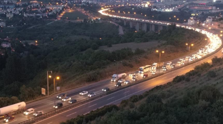 Kocaeli'de dönüş yoğunluğu! Trafik durma noktasına geldi