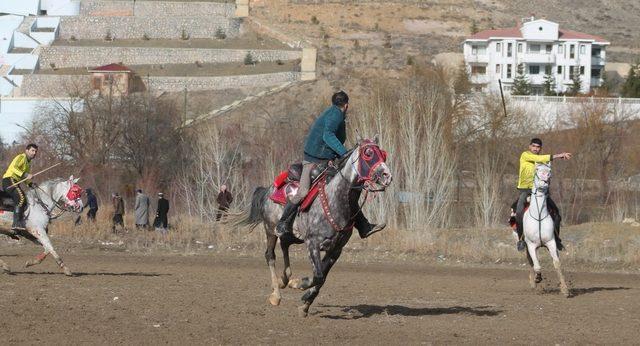 Bayburt’ta ata sporu cirit sporu yaşatılıyor