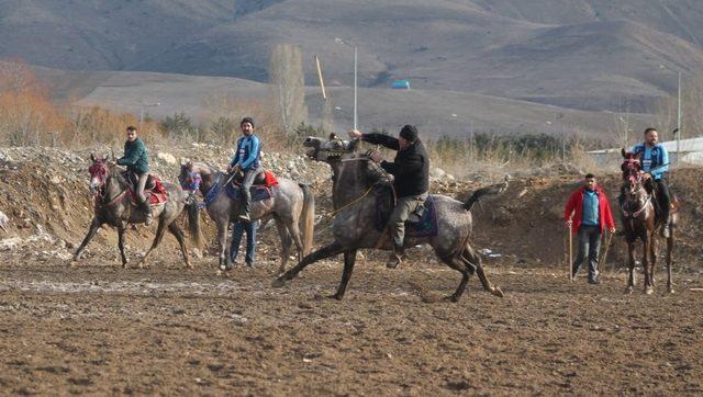 Bayburt’ta ata sporu cirit sporu yaşatılıyor