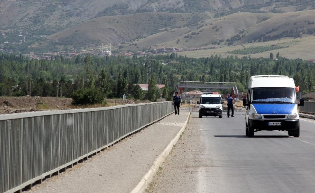 K&ouml;pr&uuml;den Karasu Nehrine atlayan kadını boğulmaktan &ccedil;oban kurtardı