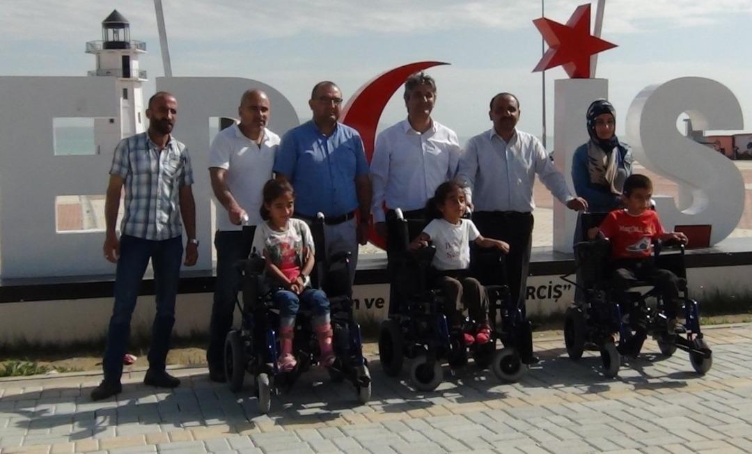 Kas hastası &uuml;&ccedil; &ccedil;ocuk ak&uuml;l&uuml; arabalarına kavuştu