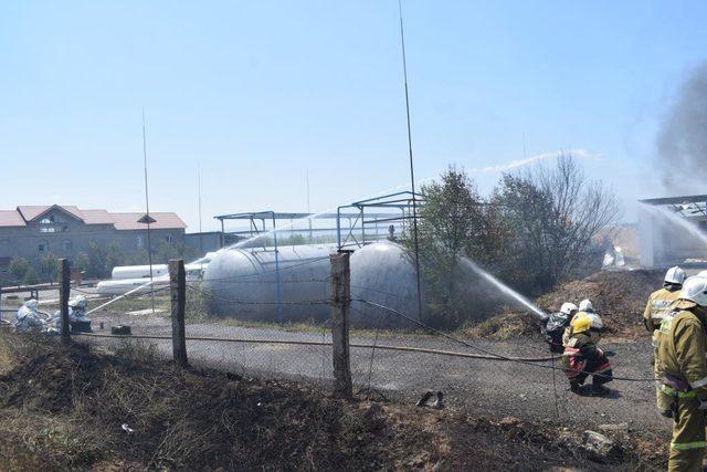 Kazakistan’da yakıt tankı patladı, itfaiye görevlileri canını zor kurtardı (2)
