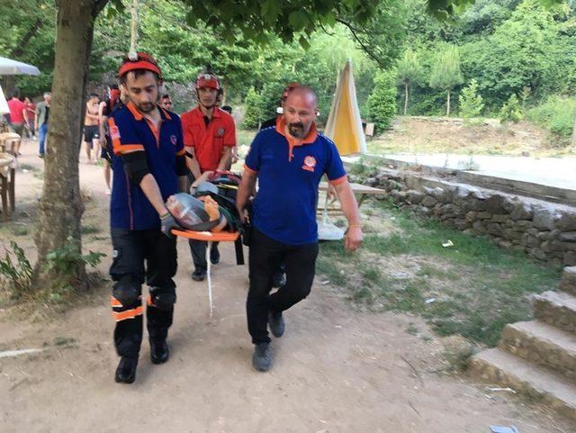 Tabiat parkında ayağı kırılan tatilciyi AFAD ekipleri kurtardı