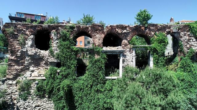16 asırlık tarihi İstanbul surları tehlike altında
