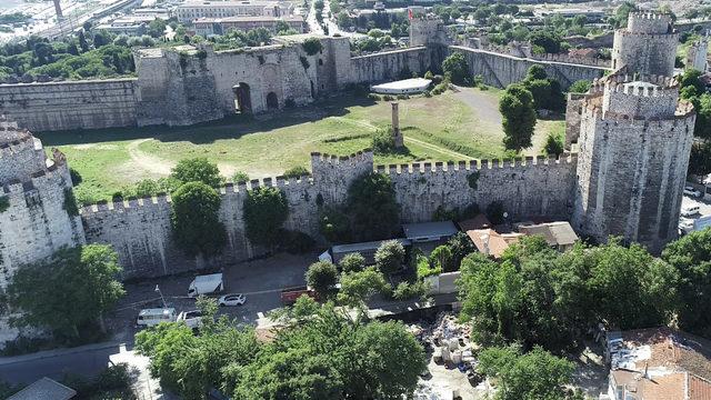 16 asırlık tarihi İstanbul surları tehlike altında