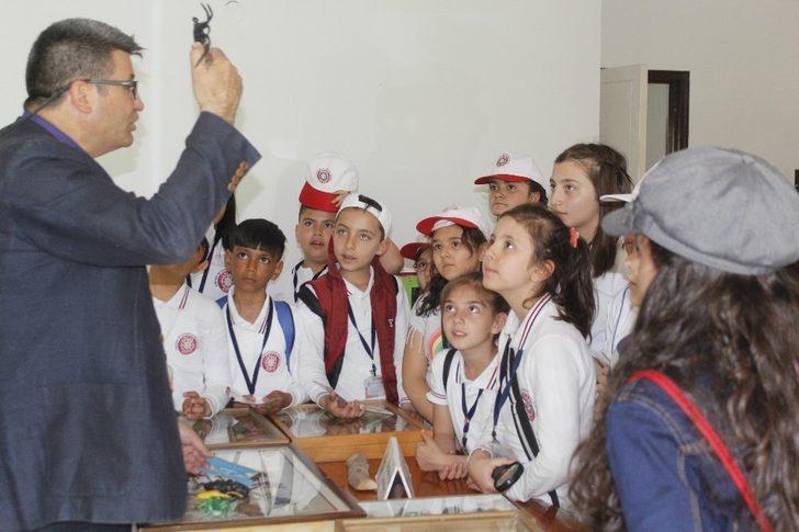 Çocuklarla böceklerin dostluğu G2