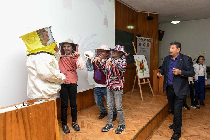 Çocuklarla böceklerin dostluğu G5