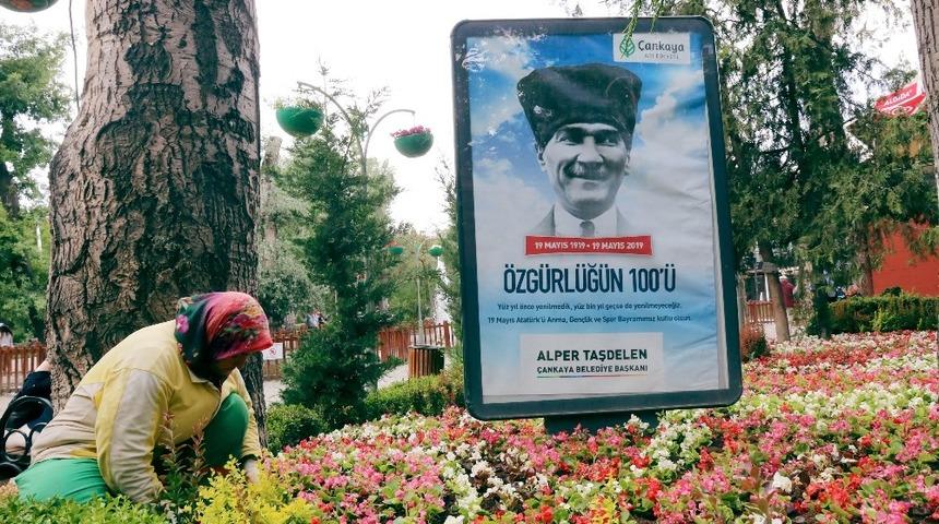 Rengarenk yazlık çiçekler parkları süslüyor