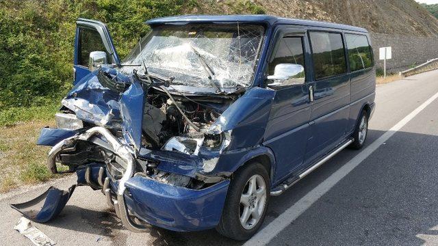 Samsun’da minibüs tıra çarptı: 4 yaralı