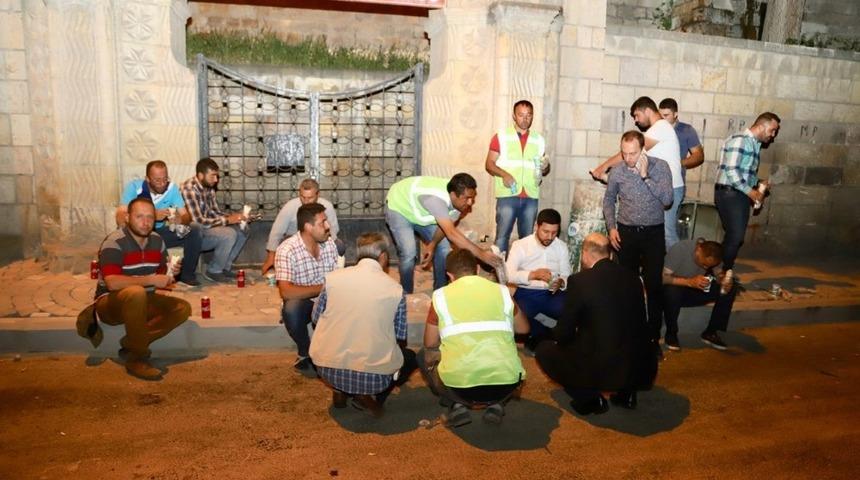 Arı, gece mesaisindeki iş&ccedil;ilerle yemek yedi