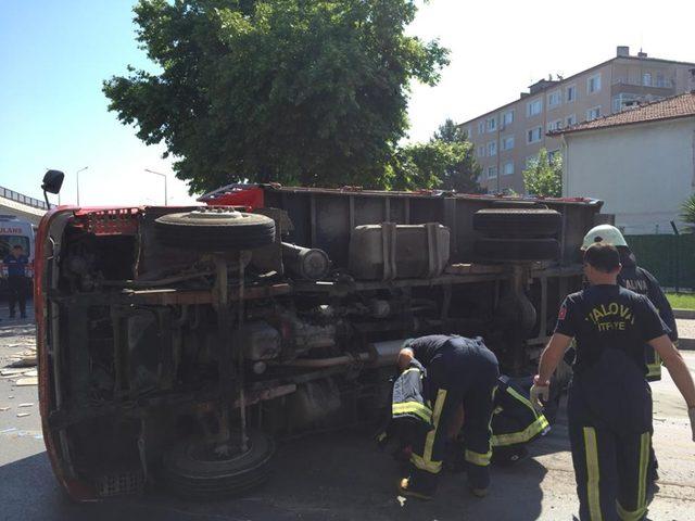 Yalova’da fayans yüklü kamyonet devrildi: 1 yaralı