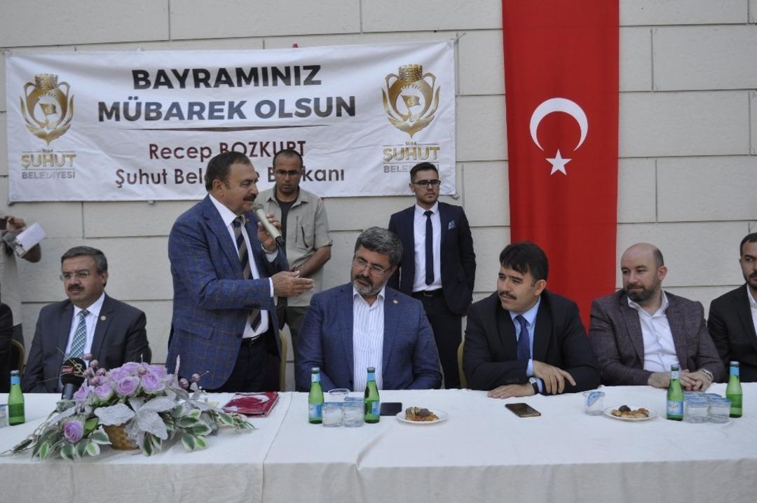 AK Parti&rsquo;li Eski Bakan Eroğlu Baba Ocağı Şuhut&rsquo;ta hemşehrileri ile bayramlaştı