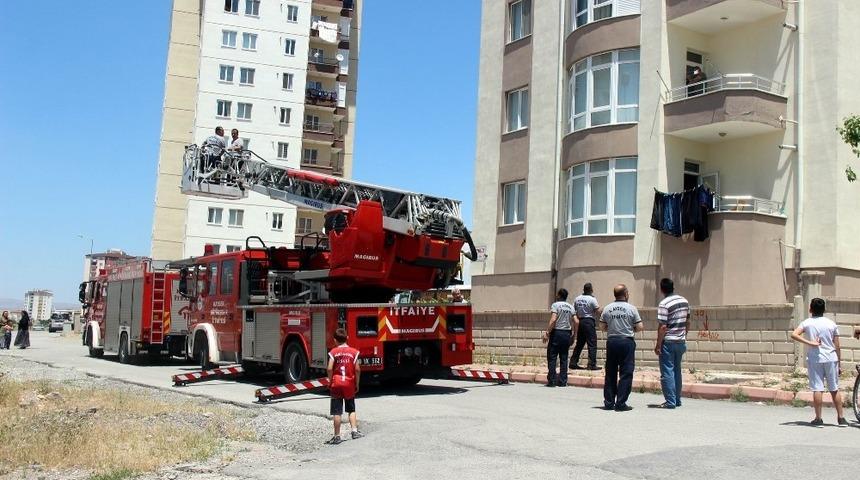 İla&ccedil; i&ccedil;erek kendini eve kilitleyen kadın kurtarıldı