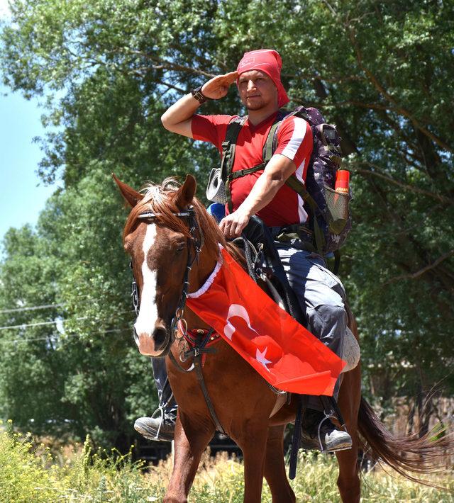 Vatan nöbetine at sırtında gitti