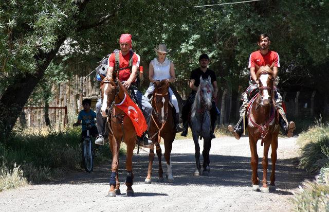 Vatan nöbetine at sırtında gitti