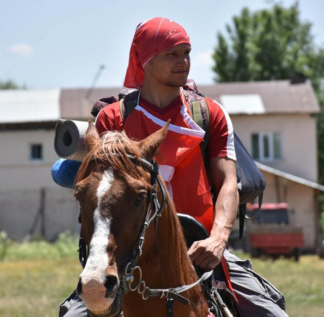 Vatan nöbetine at sırtında gitti