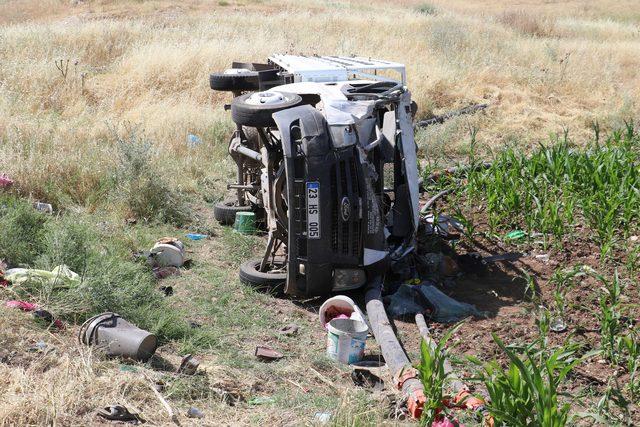 Tarım işçilerini taşıyan kamyonet devrildi: 5'i ağır 35 yaralı