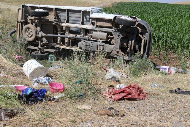 Tarım işçilerini taşıyan kamyonet devrildi: 5'i ağır 35 yaralı