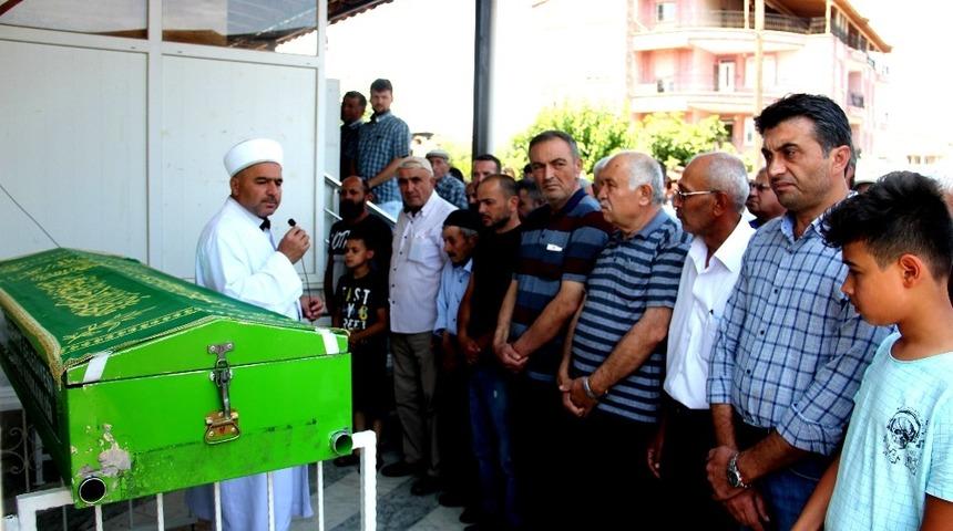 Otomobilin &ccedil;arptığı k&uuml;&ccedil;&uuml;k &ccedil;ocuk hayatını kaybetti