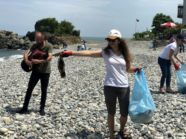Tulum eşliğinde sahilde çöp topladılar