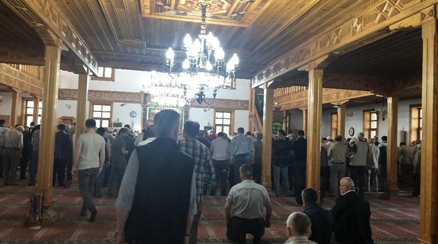 Cami cemaati halıların yenilenmesini istedi